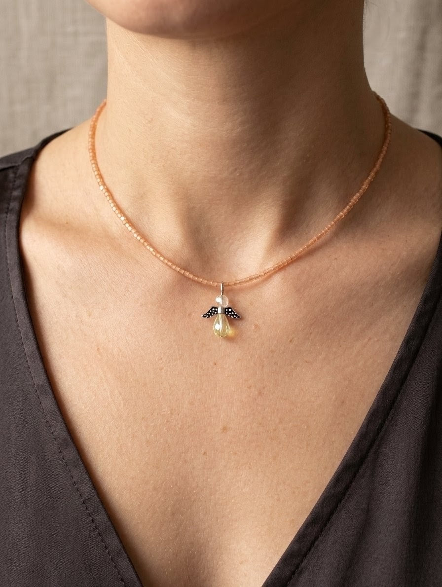 Golden Glow, Choker